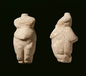 Neolítico Steopagus Lady, vista frontal e lateral, Avaritsa (Meliteia) em Tessália, Grécia, 6000-5200 AC (mármore)