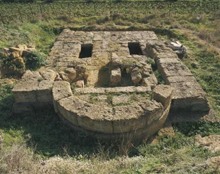 Velhas ruínas de uma basílica, Vale dos Templos, Agrigento, Sicília, Itália