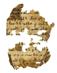 Página de um palimpsesto do Alcorão não registrado copiado em uma Bíblia copta anterior, provavelmente Egito, século c.8 (tinta em pergaminho)