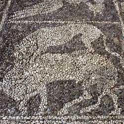 Pantera a atacar um touro (mosaico de pedra)