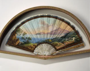 Modelo de leque de papel com uma pintura a guache que representa os destinos do Grand Tour, habitualmente uma viagem prática realizada na juventude por artistas e intelectuais dos séculos XVIII e XIX pelos países mediterrânicos para a sua educação e