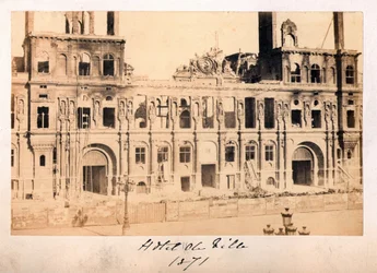 Comuna de Paris (1871): vista do Hotel de Ville após o incêndio de maio de 1871. Fotografia anónima. Impressão em papelão Dim. 15x10 cm
