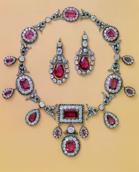Parte de um espinélio antigo e parura de diamante compreendendo tiara, enfeite de cabelo, colar e pingentes de orelha