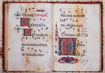 Biblioteca Piccolomini: livro coral, cod.13.O, ff. 59v-60r com “Inicial foliada”, de Venturino Mercati.
