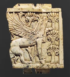 Placa representando um grifo, Nimrud, Mesopotâmia, séculos 8 a 7 a.C.