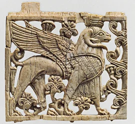 Placa representando uma Esfinge com cabeça de carneiro, Nimrud, Mesopotâmia, século 9 a 8 a.C.