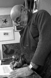 Retrato de Dikran Daderian, pintor e gravador libanês. Assinatura de uma gravura. Oficina de gravura Pasnic em Paris, em 2008.