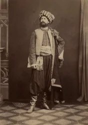 Retrato de um homem em traje tradicional tunisino tirado durante a expedição na Tunísia