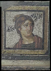 Retrato de uma mulher, detalhe de um pavimento em mosaico representando as estações e cenas de caça, da Villa Constantina em Daphne, Roman, c.325-330 d.C. (mármore, calcário e mosaico de vidro)