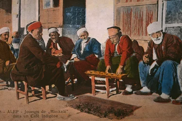 Cartão postal retratando mancala jogadores em um café em Aleppo, Síria, c.1920 (fotolito colorido)
