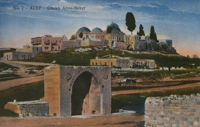 Cartão postal representando a Mesquita Shaykh Abu Bakr em Aleppo, Síria, c.1920 (fotolito colorido)