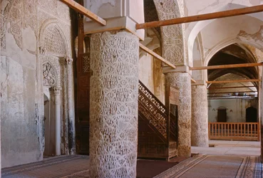 Salão de Oração com colunas e o mihrab (nicho de oração), provavelmente construído no século X (foto)