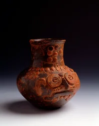 Arte pré-colombiana, civilização maia, período pós-clássico inicial: jarro de barro representando o deus Tlaloc. Proveniente de Asunción Mita, Jutiapa, Guatemala. Dimensões: a. 14 x diâm. 7,6 cm. Guatemala, Museu Nacional de Arqueologia e Etnologia