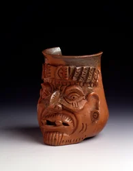 Arte pré-colombiana, civilização maia, período pós-clássico: vaso antropomórfico de barro representando a cabeça de um velho com diadema e brincos. Dimensões: altura 15,5 x largura 10 cm. Guatemala, Museu Nacional de Arqueologia e Etnologia