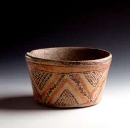 Arte pré-colombiana, civilização maia, período clássico: taça de barro policromada, decorada com ziguezagues e triângulos. Proveniente de Petén, Guatemala. Dimensões: a. 10 x diâm. 10,6 cm. Guatemala, Museu Nacional de Arqueologia e Etnologia