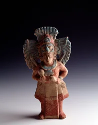 Arte pré-colombiana, civilização maia, período clássico tardio: estatueta antropomórfica de barro representando uma figura de pé e com a função de instrumento musical. Proveniente de Nebaj, Quiché, Guatemala. Dimensões: 21 x 11 cm. Guatemala, Museu