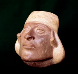 Arte pré-colombiana, civilização mochique: vaso de terracota representando a cabeça de um homem - 200 AC-700 DC - Lima, Museu Nacional de Antropologia e Arqueologia, Peru - Arte pré-colombiana, civilização Moche