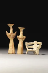 Ídolo feminino do tipo Psi, ídolo feminino do tipo Tau e modelo de um trono, 1400-1200 AC