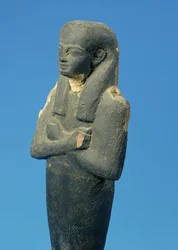 Figura de Ptah-Sokar-Osiris com peruca tripartida e braços cruzados, egípcio, 21-22ª Dinastia, c.900 aC (madeira) (detalhe de 83306)
