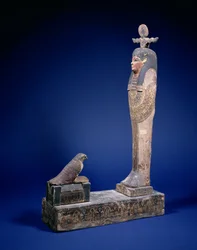 Ptah-Soker-Osiris figura de pé sobre um plinto de caixa virada para um sarcófago com um falcão Horus, objecto funerário, egípcio, Período Ptolemaico, c. 200 a.C. (madeira policromada)