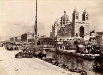 Arquitectura religiosa: vista exterior da catedral basílica Sainte Marie Maggiore (Sainte-Marie-Maggiore), construída entre 1852 e 1893 segundo os planos do arquitecto Leon Vaudoyer (1803-1872). Marselha, Bouches du Rhone (13), cenótipo da mendicância