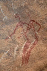 Rock Art, Pré-História: Pintura rupestre de duas personagens longilíneas num abrigo ornamentado nas Montanhas Uweinat, Sudão. Período de 8000 a 3000 anos antes de Cristo. Fotografia