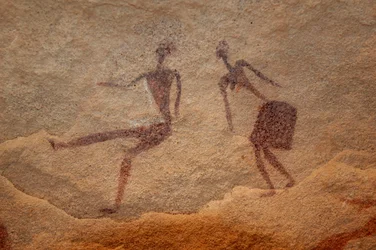 Arte rupestre, Pré-história: Detalhe de uma pintura rupestre de duas personagens (casal) num abrigo ornamentado, no maciço de Uweinat, Egipto. (Período de 8000 a 3000 anos a.C.). Fotografia