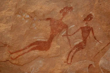 Arte rupestre, Pré-história: Detalhe de uma pintura rupestre de duas personagens num abrigo ornamentado, no maciço de Uweinat, Egipto. (Período de 8000 a 3000 anos a.C.). Fotografia