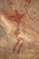 Arte rupestre, Pré-história: Pintura de uma personagem (arqueiro) num abrigo ornamentado, no maciço de Uweinat, Sudão (Karkur-Talh ou Karkur Talh). Período de 8000 a 3000 anos antes de Cristo. Fotografia