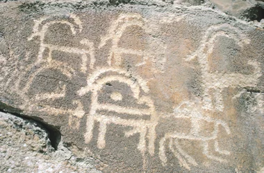 Esculturas rupestres em Hunza Valley, perto da área arqueológica de Karimabad, Paquistão