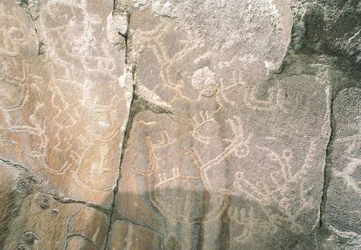 Esculturas rupestres em Hunza Valley, perto da área arqueológica de Karimabad, Paquistão