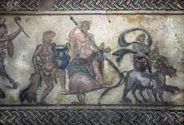 Arte romana: o triunfo de Dionísio (Baco, Baco). O deus subiu a um tanque no centro. Usa uma coroa de louros e segura uma tirse (lança rodeada de hera com uma pinha no final). Duas panteras avançam na sua frente. Atrás do tanque, uma
