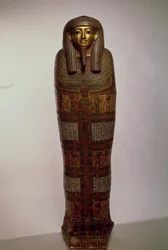 Sarcófago de Nehemes Mentou, sacerdote de Amon, egípcio