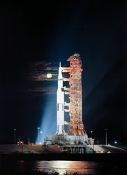 Os holofotes iluminam esta cena noturna no Pad A, Complexo de Lançamento 39, Kennedy Space Center, Florida, mostrando o veículo espacial Apollo 17 (Spacecraft 114/Lunar Module 12/Saturn 512) durante os preparativos de pré-lançamento