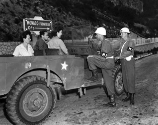 Segunda Guerra Mundial (1939-1945) - Segunda Guerra Mundial (II Guerra Mundial ou 2ª Guerra Mundial): Perto da Riviera Francesa do Mónaco, a 30 de Junho de 1945: Duas Wacs de licença e convidados da Área Recreativa da Riviera dos EUA (USRRA) discutem com d