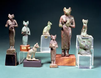 Várias estatuetas da deusa-gata Bast e figuras de gatos representando a mesma deusa, egípcias, Época Baixa, c.664-300 a.C.