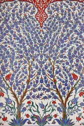 Sheikh Zayed Grande Mesquita : Um dos 80 painéis de Iznik - azulejos de cerâmica altamente decorados, populares no século XVI - que se destacam nos edifícios imperiais e religiosos de Istambul, Abu Dhabi, Emirados Árabes Unidos.