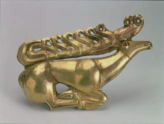 Emblema do escudo na forma de um veado reclinado, Scythian, final do século VII a.C. (ouro)