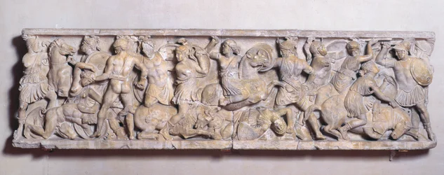 Lado de um sarcófago que retrata a batalha entre os gregos e as amazonas, romano, século II (mármore)
