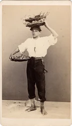 Pequeno metier; um jovem segurando cestas de vime, Veneza. Século XIX Imprimir em cartão Dim. 6x10,5 cm