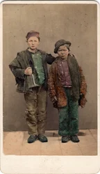 Pequeno metier: retrato de dois pobrezinhos, com trapos, Veneza. Século XIX Imprimir em cartão Dim. 10,6x6,4 cm