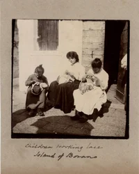Pequenos metiers: jovens raparigas a trabalhar croché (bordadeiras) na ilha de Burano, Veneza. Século XIX Imprimir em papelão Dim. 9x9 cm