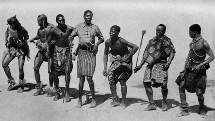 África do Sul. Rapazes Kaffir de coração ligeiro, que se entregam a uma canção e dança concertada. 1920