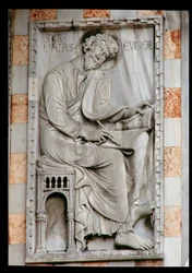 São Lucas, relevo do lado norte da basílica