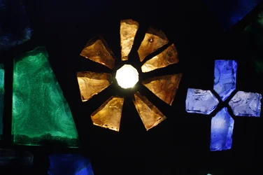 Vidro manchado na igreja de Notre-Dame de Consolation, Hyeres, França
