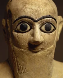 Estatueta do oficial ou mordomo Ebih-Il adorando a deusa Ishtar, detalhe da cabeça, de Mari, Eufrates Médio, c.2500 AC (gesso e lápis lazúli) (detalhe de 93165)