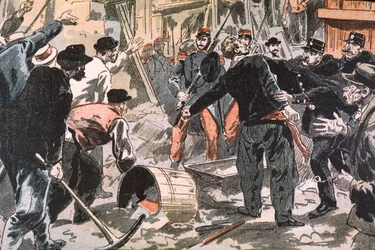 Luta entre grevistas bretões e forças da ordem num estaleiro de construção, Paris, início do século XX (gravura)