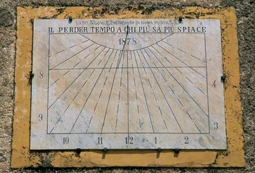 Relógio de sol, parede lateral da Igreja de Maria Santissima Assunta, Palazzo Adriano, Sicília, Itália