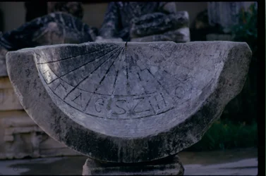 relógio de sol com uma dedicatória a Caracalla e sua mãe, Roman, c.212-218 AD (foto) (ver também 11584)