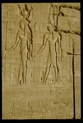 Relevo afundado retratando Hathor e Horus (foto)